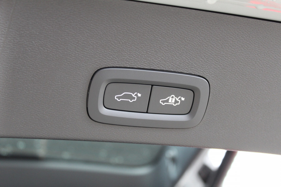 Volvo XC40 1.5 T4 Plug-in hybrid Plus Dark | Trekhaak | H/K | Pilot Assist | Memory | Navigatie | 360 Camera