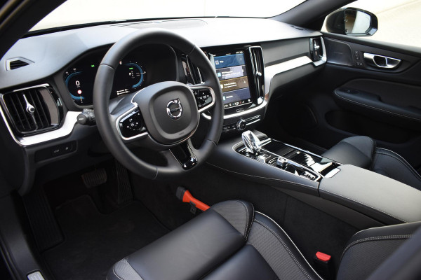 Volvo V60 T6 350PK Automaat Plug-in hybrid AWD Plus Dark / Navigatie / 360 Camera / Harman Kardon / Stuur & Stoelverwarming / LM Velgen / Trekhaak