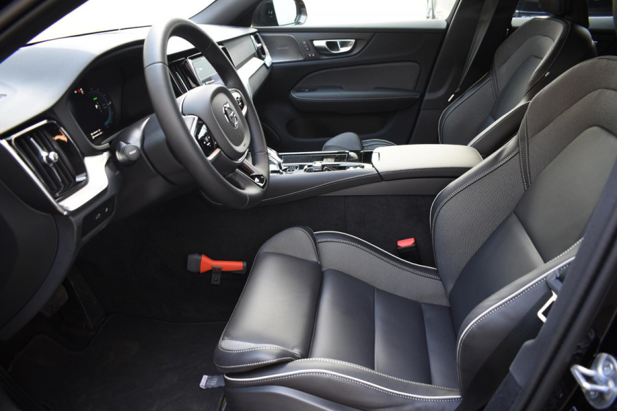 Volvo V60 T6 350PK Automaat Plug-in hybrid AWD Plus Dark / Navigatie / 360 Camera / Harman Kardon / Stuur & Stoelverwarming / LM Velgen / Trekhaak