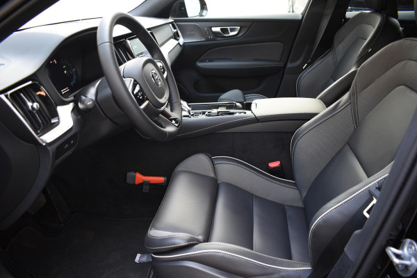 Volvo V60 T6 350PK Automaat Plug-in hybrid AWD Plus Dark / Navigatie / 360 Camera / Harman Kardon / Stuur & Stoelverwarming / LM Velgen / Trekhaak