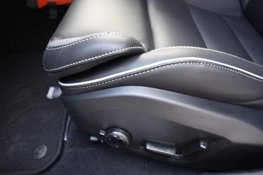 Volvo V60 T6 350PK Automaat Plug-in hybrid AWD Plus Dark / Navigatie / 360 Camera / Harman Kardon / Stuur & Stoelverwarming / LM Velgen / Trekhaak
