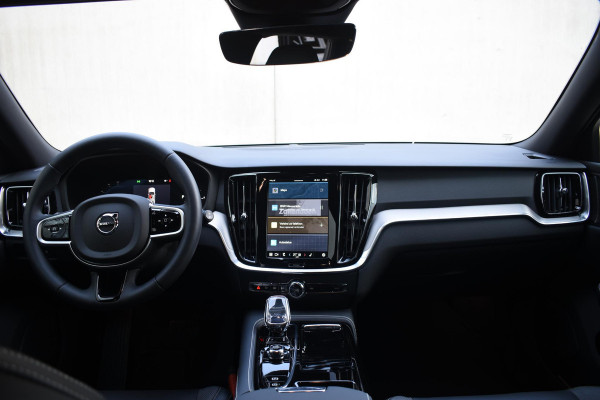 Volvo V60 T6 350PK Automaat Plug-in hybrid AWD Plus Dark / Navigatie / 360 Camera / Harman Kardon / Stuur & Stoelverwarming / LM Velgen / Trekhaak