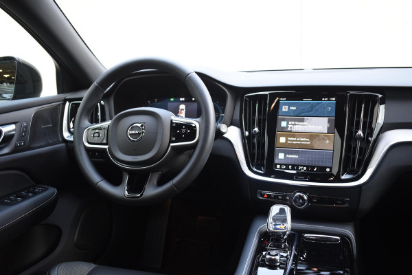 Volvo V60 T6 350PK Automaat Plug-in hybrid AWD Plus Dark / Navigatie / 360 Camera / Harman Kardon / Stuur & Stoelverwarming / LM Velgen / Trekhaak
