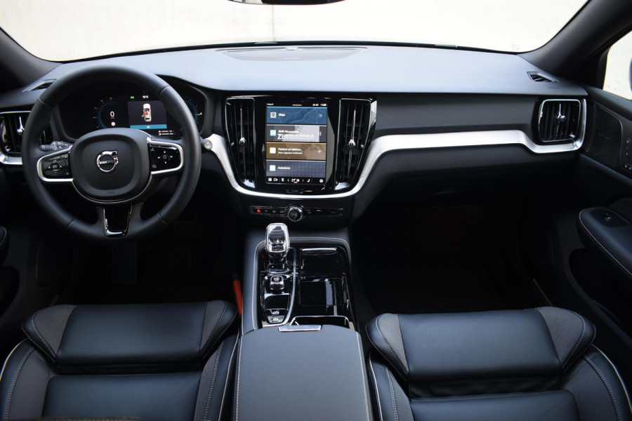 Volvo V60 T6 350PK Automaat Plug-in hybrid AWD Plus Dark / Navigatie / 360 Camera / Harman Kardon / Stuur & Stoelverwarming / LM Velgen / Trekhaak