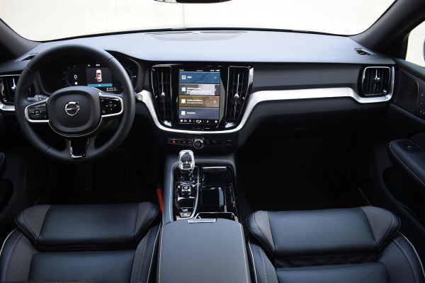 Volvo V60 T6 350PK Automaat Plug-in hybrid AWD Plus Dark / Navigatie / 360 Camera / Harman Kardon / Stuur & Stoelverwarming / LM Velgen / Trekhaak