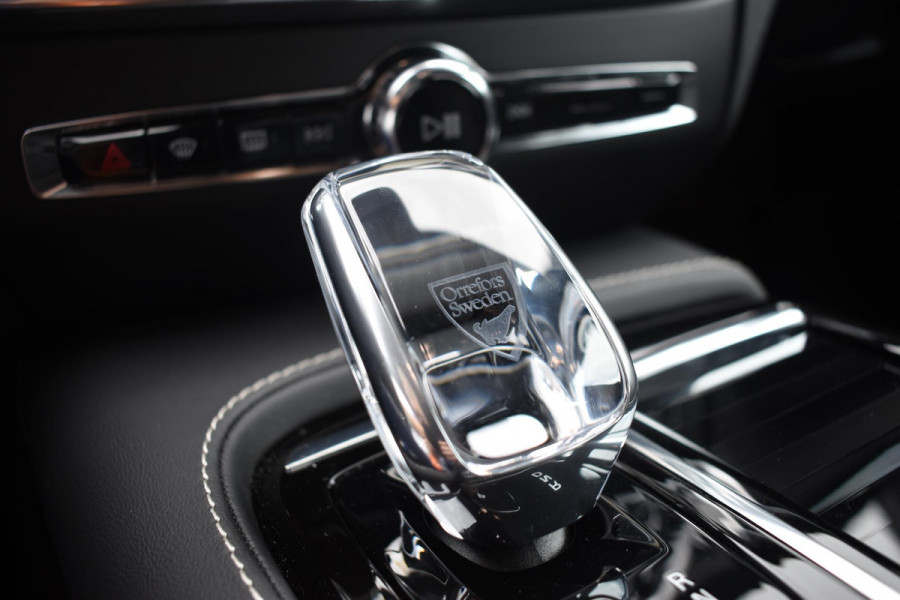Volvo V60 T6 350PK Automaat Plug-in hybrid AWD Plus Dark / Navigatie / 360 Camera / Harman Kardon / Stuur & Stoelverwarming / LM Velgen / Trekhaak