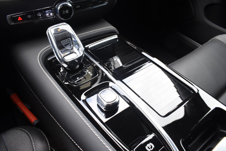 Volvo V60 T6 350PK Automaat Plug-in hybrid AWD Plus Dark / Navigatie / 360 Camera / Harman Kardon / Stuur & Stoelverwarming / LM Velgen / Trekhaak