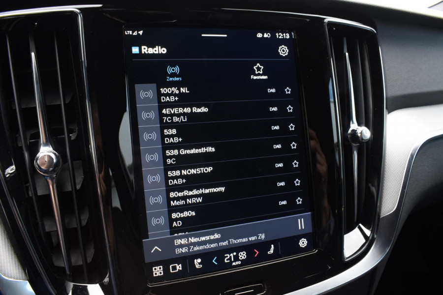 Volvo V60 T6 350PK Automaat Plug-in hybrid AWD Plus Dark / Navigatie / 360 Camera / Harman Kardon / Stuur & Stoelverwarming / LM Velgen / Trekhaak