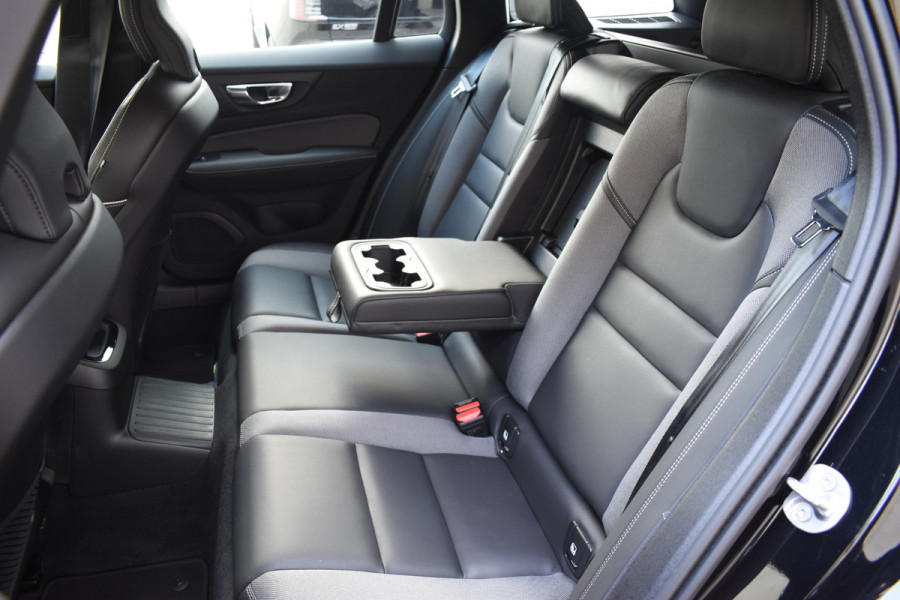 Volvo V60 T6 350PK Automaat Plug-in hybrid AWD Plus Dark / Navigatie / 360 Camera / Harman Kardon / Stuur & Stoelverwarming / LM Velgen / Trekhaak