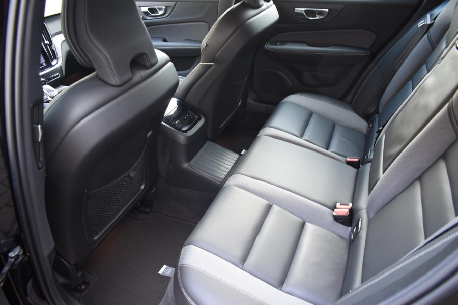 Volvo V60 T6 350PK Automaat Plug-in hybrid AWD Plus Dark / Navigatie / 360 Camera / Harman Kardon / Stuur & Stoelverwarming / LM Velgen / Trekhaak