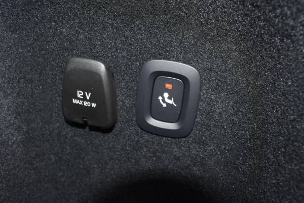 Volvo V60 T6 350PK Automaat Plug-in hybrid AWD Plus Dark / Navigatie / 360 Camera / Harman Kardon / Stuur & Stoelverwarming / LM Velgen / Trekhaak