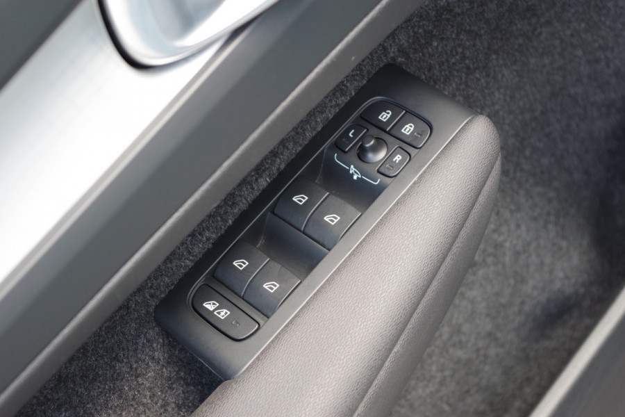 Volvo XC40 1.5 T4 Plug-in hybrid Essential Bright 211 PK PHEV, Camera, LED, Carplay, Climate Control