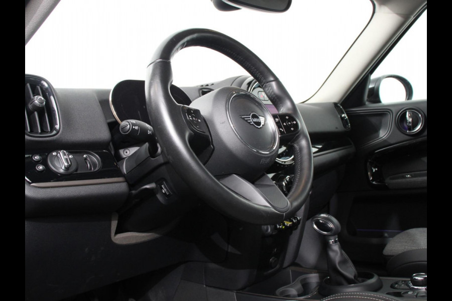 MINI Countryman PHEV 2.0 Cooper S E ALL4 Classic Navigatie Parkeersensoren achter Achteruitrij camera Cruise Control Airco 17” Lichtmetalen Velgen Dakrails Verwarmde voorstoelen LED
