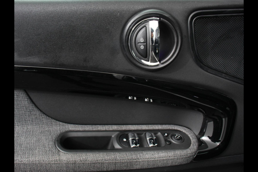 MINI Countryman PHEV 2.0 Cooper S E ALL4 Classic Navigatie Parkeersensoren achter Achteruitrij camera Cruise Control Airco 17” Lichtmetalen Velgen Dakrails Verwarmde voorstoelen LED