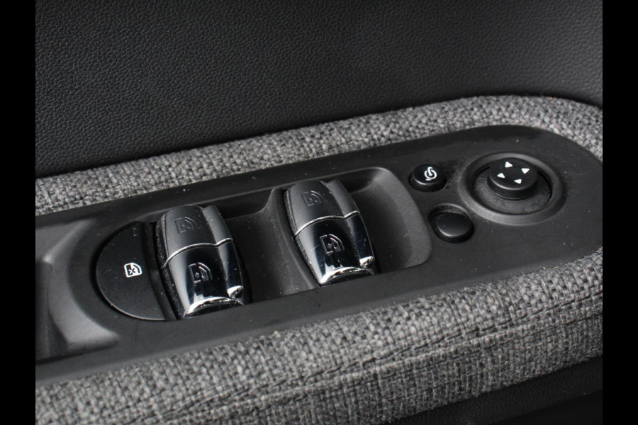 MINI Countryman PHEV 2.0 Cooper S E ALL4 Classic Navigatie Parkeersensoren achter Achteruitrij camera Cruise Control Airco 17” Lichtmetalen Velgen Dakrails Verwarmde voorstoelen LED
