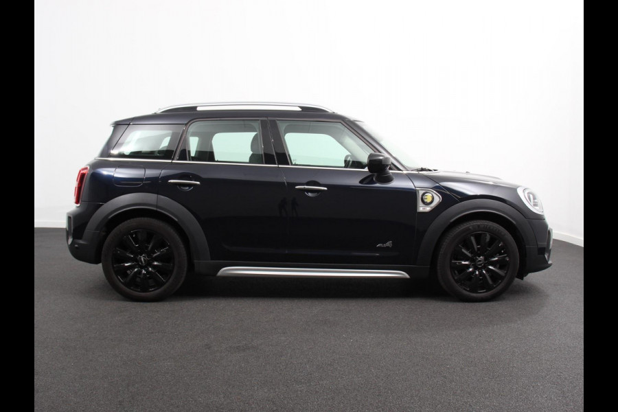 MINI Countryman PHEV 2.0 Cooper S E ALL4 Classic Navigatie Parkeersensoren achter Achteruitrij camera Cruise Control Airco 17” Lichtmetalen Velgen Dakrails Verwarmde voorstoelen LED