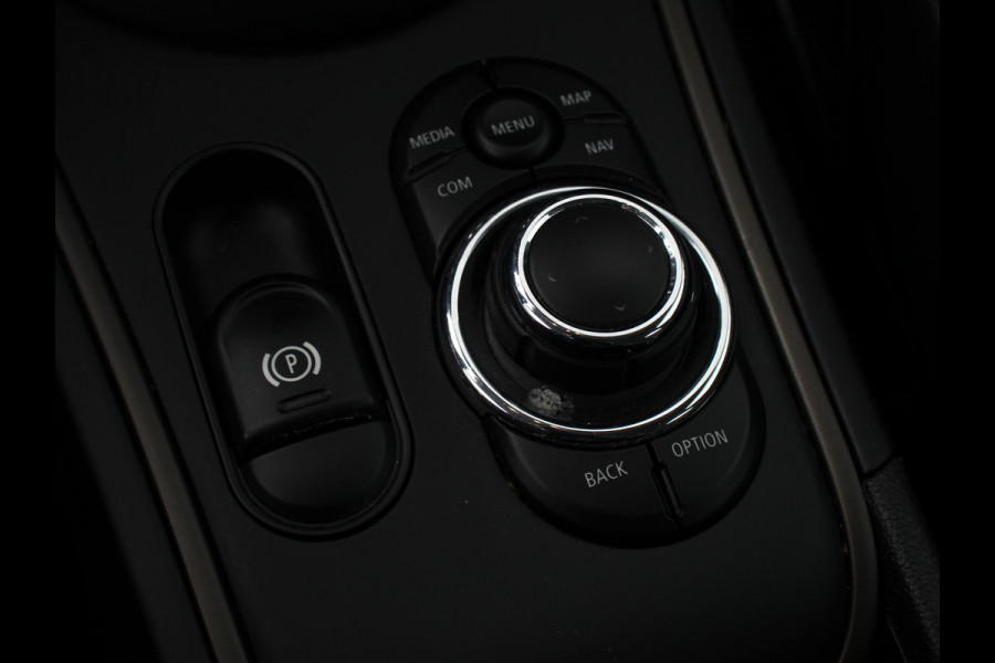 MINI Countryman PHEV 2.0 Cooper S E ALL4 Classic Navigatie Parkeersensoren achter Achteruitrij camera Cruise Control Airco 17” Lichtmetalen Velgen Dakrails Verwarmde voorstoelen LED
