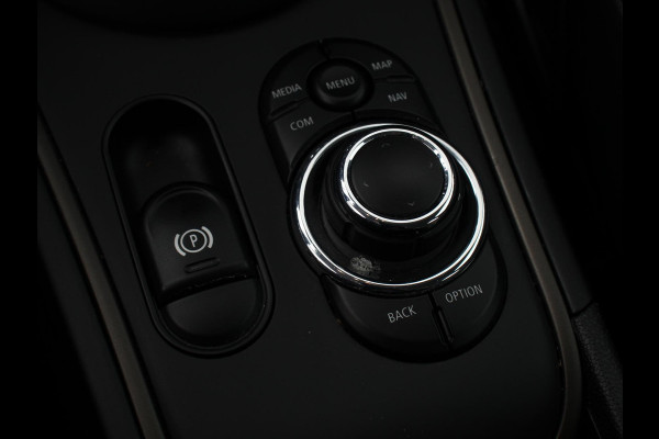 MINI Countryman PHEV 2.0 Cooper S E ALL4 Classic Navigatie Parkeersensoren achter Achteruitrij camera Cruise Control Airco 17” Lichtmetalen Velgen Dakrails Verwarmde voorstoelen LED