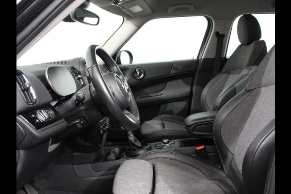 MINI Countryman PHEV 2.0 Cooper S E ALL4 Classic Navigatie Parkeersensoren achter Achteruitrij camera Cruise Control Airco 17” Lichtmetalen Velgen Dakrails Verwarmde voorstoelen LED