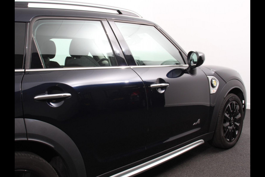 MINI Countryman PHEV 2.0 Cooper S E ALL4 Classic Navigatie Parkeersensoren achter Achteruitrij camera Cruise Control Airco 17” Lichtmetalen Velgen Dakrails Verwarmde voorstoelen LED