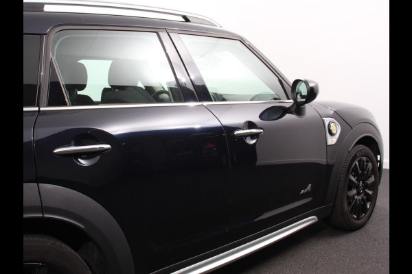 MINI Countryman PHEV 2.0 Cooper S E ALL4 Classic Navigatie Parkeersensoren achter Achteruitrij camera Cruise Control Airco 17” Lichtmetalen Velgen Dakrails Verwarmde voorstoelen LED