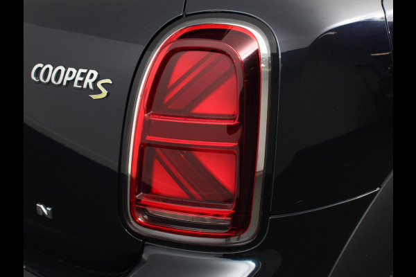 MINI Countryman PHEV 2.0 Cooper S E ALL4 Classic Navigatie Parkeersensoren achter Achteruitrij camera Cruise Control Airco 17” Lichtmetalen Velgen Dakrails Verwarmde voorstoelen LED