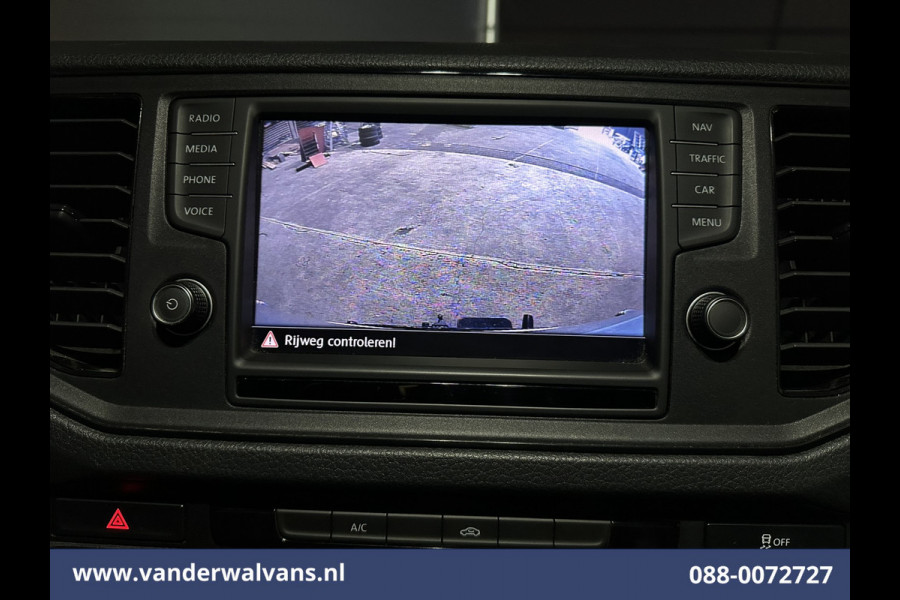 Volkswagen Crafter 2.0 TDI 140pk L3H3 L2H2 Euro6 Airco | 3000kg Trekhaak | Camera | Navigatie | Apple Carplay Android auto, Bijrijdersbank, zilver