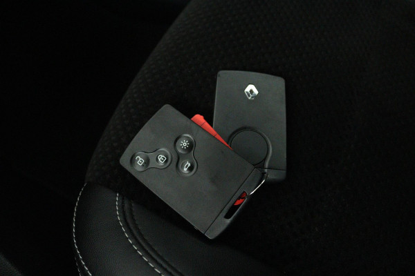 Renault Clio 0.9 TCe Intens (ACHTERUITRIJCAMERA, PARKEERSENSOREN, CRUISE CONTROL, BLUETOOTH, AIRCO)