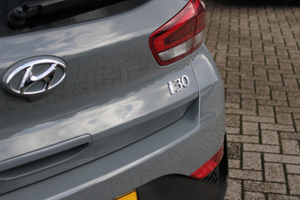 Hyundai i30 1.5 T-GDi 160PK MHEV N LINE | ELEKTRISCH VERSTELBARE BESTUUDERSSTOEL MET GEHEUGENFUNCTIE | STOEL VERWARMING | PARKEERSENSOREN VOOR EN ACHTER | ACHTERUITRIJ CAMERA | APPLE CARPLAY/ANDROID AUTO | NAVIGATIE | KEYLESS ENTRY/START | FULL LED KOPLAMPEN | DRAADLOZE TELEFOONLADER | DODEHOEK DETECTIE | CRUISE CONTROL |
