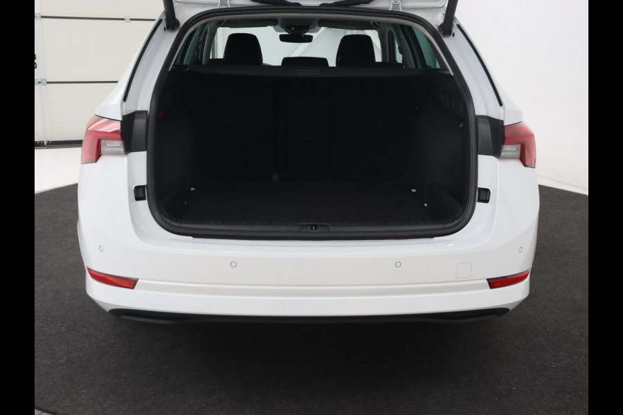 Škoda Octavia Combi 1.0 TSI Business Edition Plus | Stoelverwarming | Stuurverwarming | Adaptive cruise | Navigatie | Carplay | Sfeerverlichting | LED | Parkeersensor