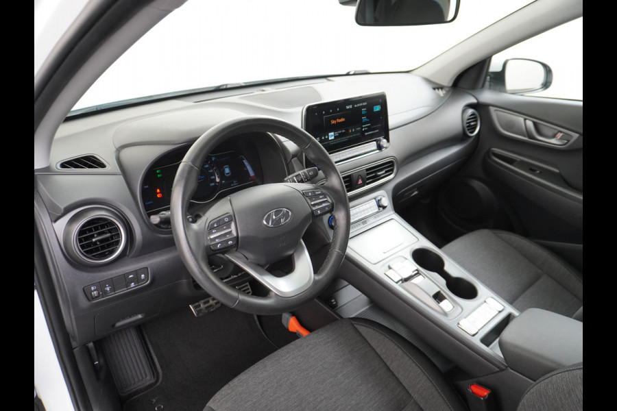 Hyundai Kona EV Comfort 64kWh Warmtepomp Navi Ecc Camera Adaptieve Cruise Control Pdc DAB Apple Carplay Android Auto Led Premium Krell® Audio Keyless Resterende garantie op de hoogspanning accu 4 jaar of tot 160.000km