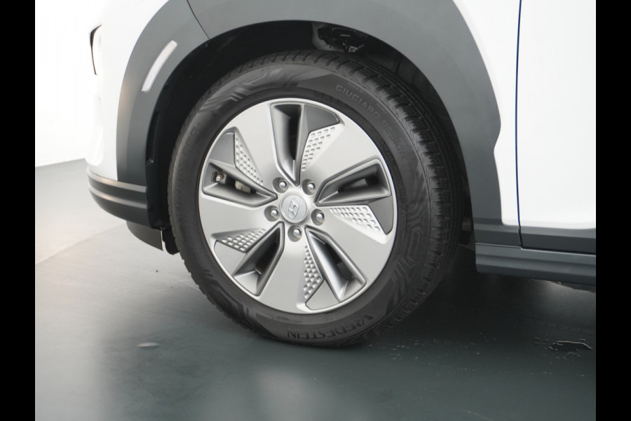 Hyundai Kona EV Comfort 64kWh Warmtepomp Navi Ecc Camera Adaptieve Cruise Control Pdc DAB Apple Carplay Android Auto Led Premium Krell® Audio Keyless Resterende garantie op de hoogspanning accu 4 jaar of tot 160.000km