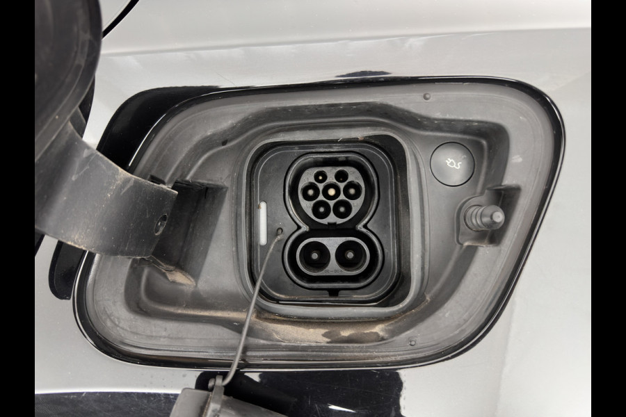 Volvo XC40 Recharge P8 AWD R-Design [ 3-Fase ] { SOH-89%} (INCL-BTW) *PANO | LEATHER-ALCANTARA | DIGI-COCKPIT | FULL-LED | PREMIUM-AUDIO | CARPLAY | KEYLESS | NAVI-FULLMAP | ECC | PDC | HEATED-SPORTSEATS | BLIS | PRIVACY-GLASS | 19''ALU*