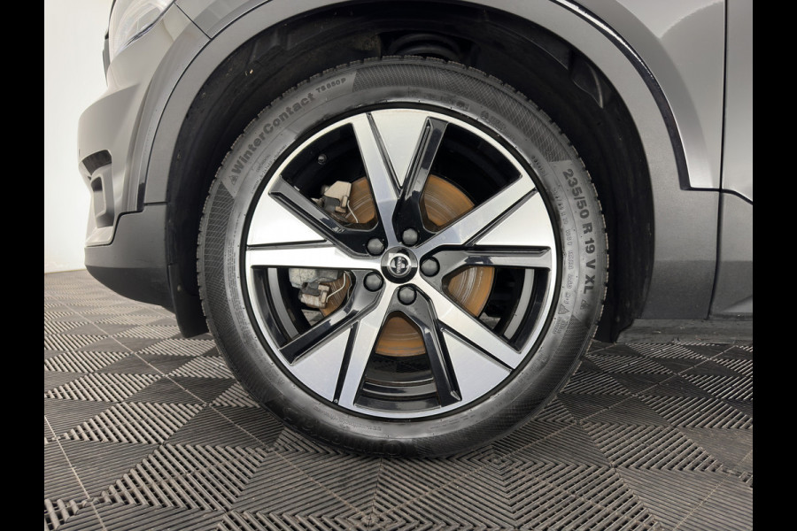Volvo XC40 Recharge P8 AWD R-Design [ 3-Fase ] { SOH-89%} (INCL-BTW) *PANO | LEATHER-ALCANTARA | DIGI-COCKPIT | FULL-LED | PREMIUM-AUDIO | CARPLAY | KEYLESS | NAVI-FULLMAP | ECC | PDC | HEATED-SPORTSEATS | BLIS | PRIVACY-GLASS | 19''ALU*