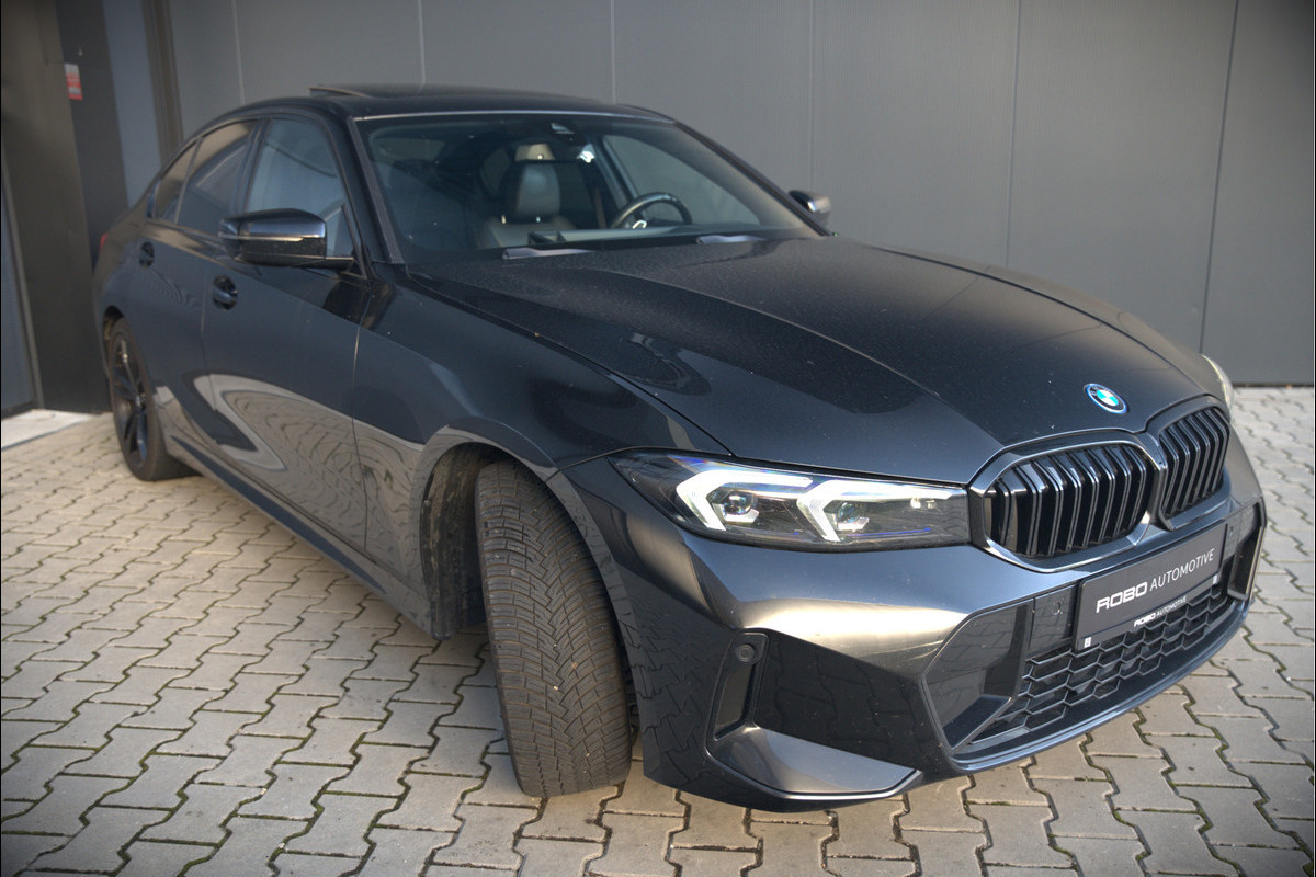 BMW 3-serie 320e High Executive M Sport | Panoramadak | Harman Kardon | Carbon | Camera | Adaptive LED | Stoelverwarming | Stuurverwarming | Apple Carplay | Navigatie | Cruise Control | Memory Seat | Trekhaak | Keyless | Shadowline