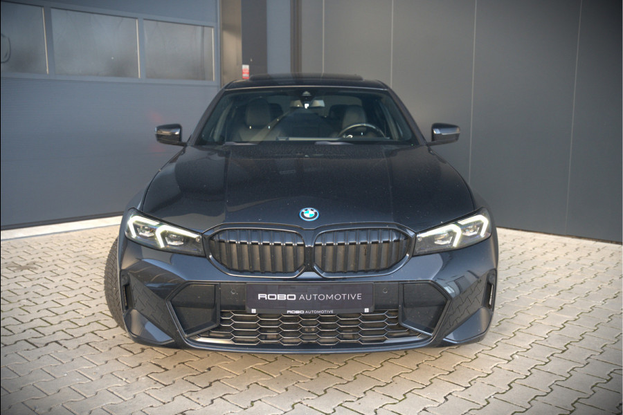 BMW 3-serie 320e High Executive M Sport | Panoramadak | Harman Kardon | Carbon | Camera | Adaptive LED | Stoelverwarming | Stuurverwarming | Apple Carplay | Navigatie | Cruise Control | Memory Seat | Trekhaak | Keyless | Shadowline