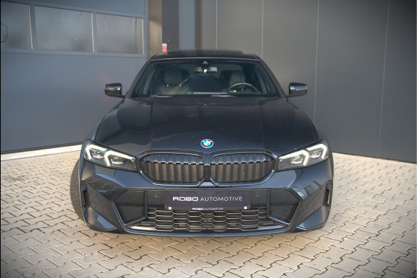 BMW 3-serie 320e High Executive M Sport | Panoramadak | Harman Kardon | Carbon | Camera | Adaptive LED | Stoelverwarming | Stuurverwarming | Apple Carplay | Navigatie | Cruise Control | Memory Seat | Trekhaak | Keyless | Shadowline