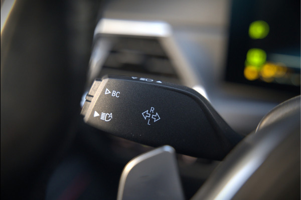 BMW 3-serie 320e High Executive M Sport | Panoramadak | Harman Kardon | Carbon | Camera | Adaptive LED | Stoelverwarming | Stuurverwarming | Apple Carplay | Navigatie | Cruise Control | Memory Seat | Trekhaak | Keyless | Shadowline