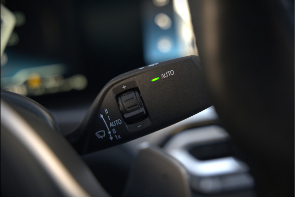 BMW 3-serie 320e High Executive M Sport | Panoramadak | Harman Kardon | Carbon | Camera | Adaptive LED | Stoelverwarming | Stuurverwarming | Apple Carplay | Navigatie | Cruise Control | Memory Seat | Trekhaak | Keyless | Shadowline