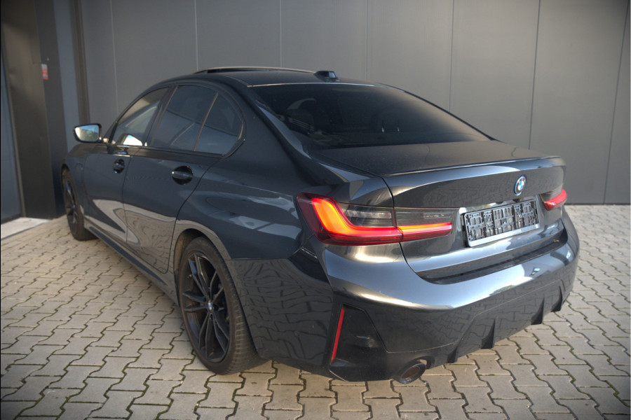 BMW 3-serie 320e High Executive M Sport | Panoramadak | Harman Kardon | Carbon | Camera | Adaptive LED | Stoelverwarming | Stuurverwarming | Apple Carplay | Navigatie | Cruise Control | Memory Seat | Trekhaak | Keyless | Shadowline