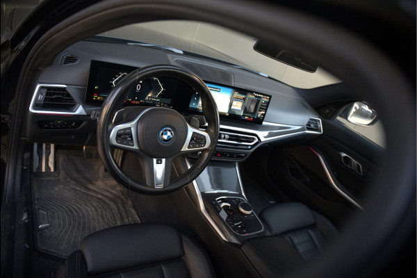 BMW 3-serie 320e High Executive M Sport | Panoramadak | Harman Kardon | Carbon | Camera | Adaptive LED | Stoelverwarming | Stuurverwarming | Apple Carplay | Navigatie | Cruise Control | Memory Seat | Trekhaak | Keyless | Shadowline
