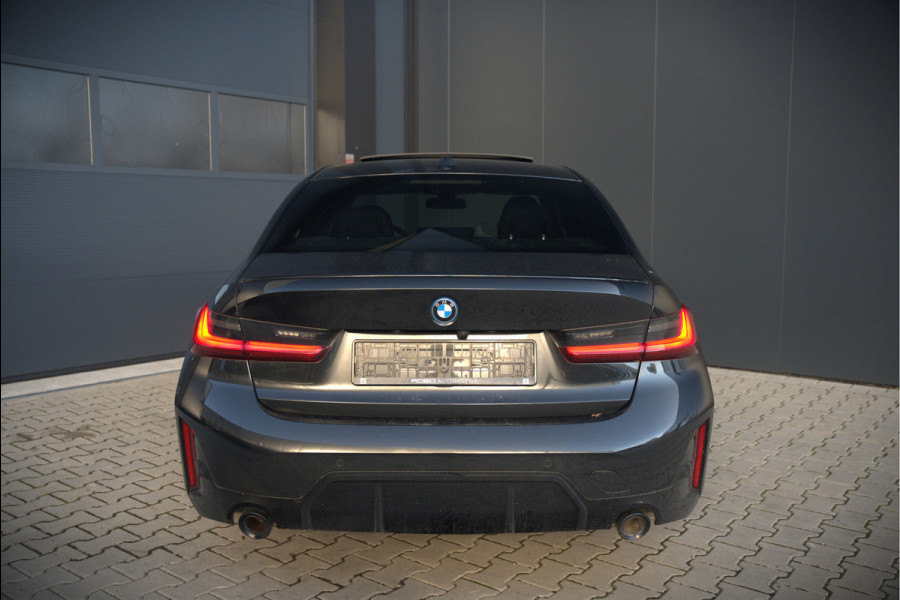 BMW 3-serie 320e High Executive M Sport | Panoramadak | Harman Kardon | Carbon | Camera | Adaptive LED | Stoelverwarming | Stuurverwarming | Apple Carplay | Navigatie | Cruise Control | Memory Seat | Trekhaak | Keyless | Shadowline