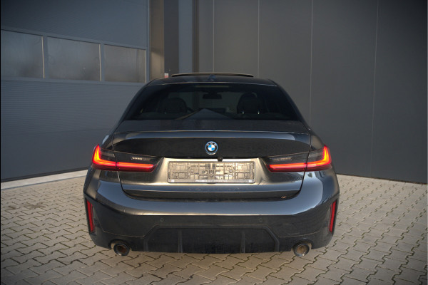 BMW 3-serie 320e High Executive M Sport | Panoramadak | Harman Kardon | Carbon | Camera | Adaptive LED | Stoelverwarming | Stuurverwarming | Apple Carplay | Navigatie | Cruise Control | Memory Seat | Trekhaak | Keyless | Shadowline