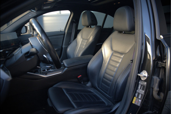 BMW 3-serie 320e High Executive M Sport | Panoramadak | Harman Kardon | Carbon | Camera | Adaptive LED | Stoelverwarming | Stuurverwarming | Apple Carplay | Navigatie | Cruise Control | Memory Seat | Trekhaak | Keyless | Shadowline