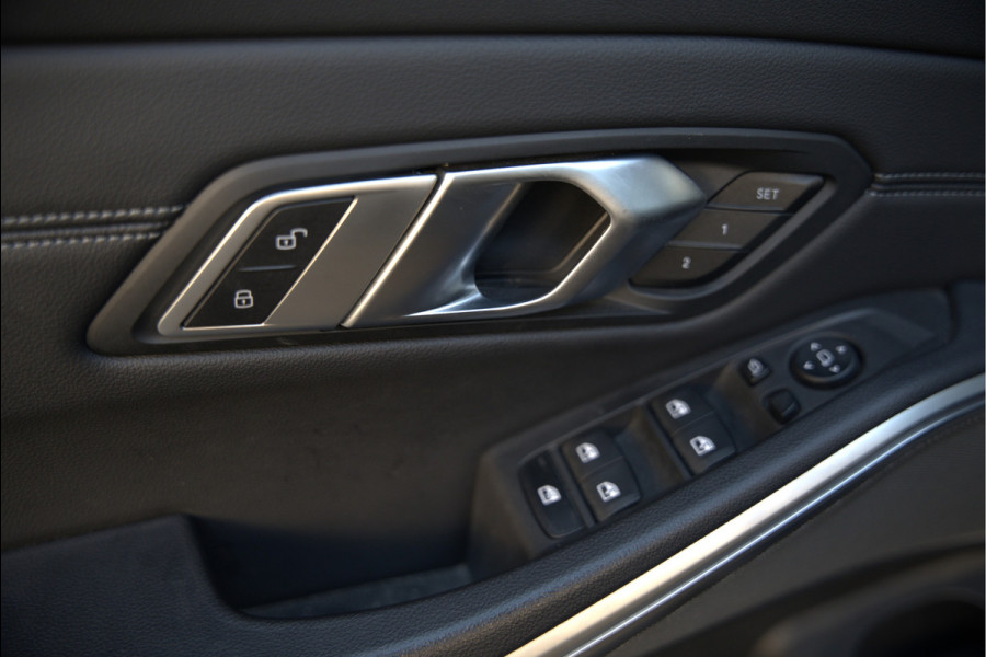 BMW 3-serie 320e High Executive M Sport | Panoramadak | Harman Kardon | Carbon | Camera | Adaptive LED | Stoelverwarming | Stuurverwarming | Apple Carplay | Navigatie | Cruise Control | Memory Seat | Trekhaak | Keyless | Shadowline