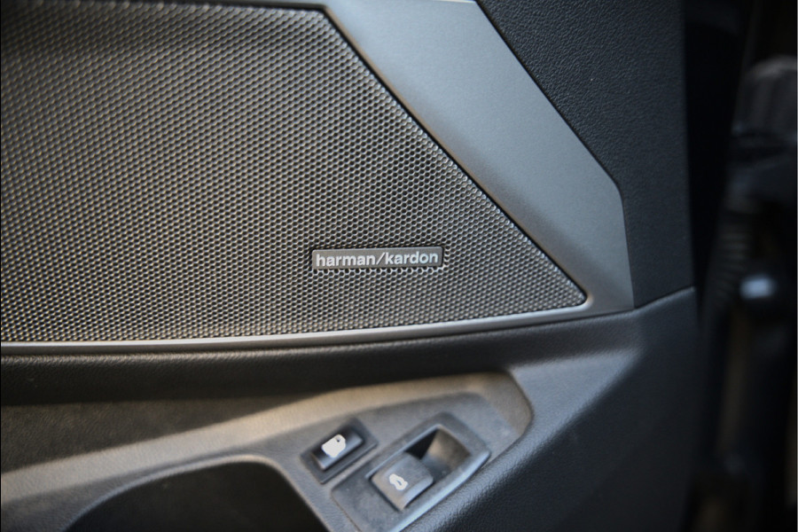BMW 3-serie 320e High Executive M Sport | Panoramadak | Harman Kardon | Carbon | Camera | Adaptive LED | Stoelverwarming | Stuurverwarming | Apple Carplay | Navigatie | Cruise Control | Memory Seat | Trekhaak | Keyless | Shadowline