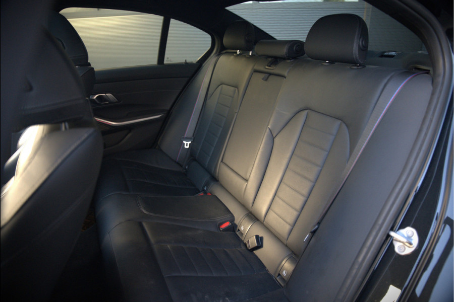 BMW 3-serie 320e High Executive M Sport | Panoramadak | Harman Kardon | Carbon | Camera | Adaptive LED | Stoelverwarming | Stuurverwarming | Apple Carplay | Navigatie | Cruise Control | Memory Seat | Trekhaak | Keyless | Shadowline