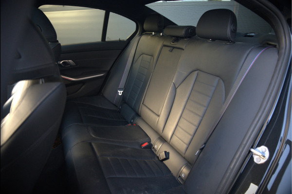 BMW 3-serie 320e High Executive M Sport | Panoramadak | Harman Kardon | Carbon | Camera | Adaptive LED | Stoelverwarming | Stuurverwarming | Apple Carplay | Navigatie | Cruise Control | Memory Seat | Trekhaak | Keyless | Shadowline