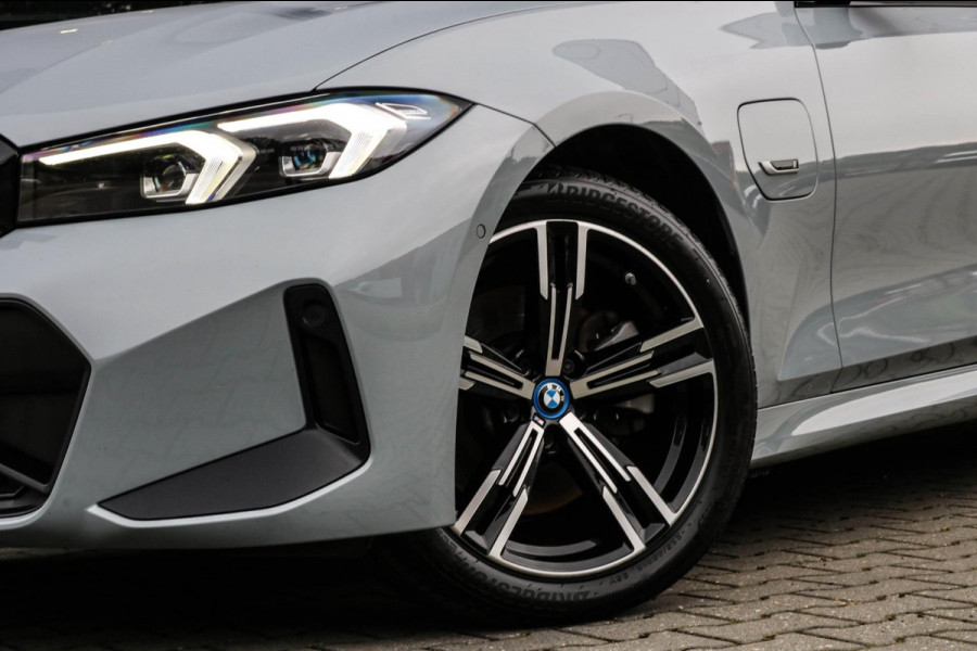 BMW 3 Serie Touring 320e - M-SPORT - PANO - CAMERA - BROOKLYN GREY