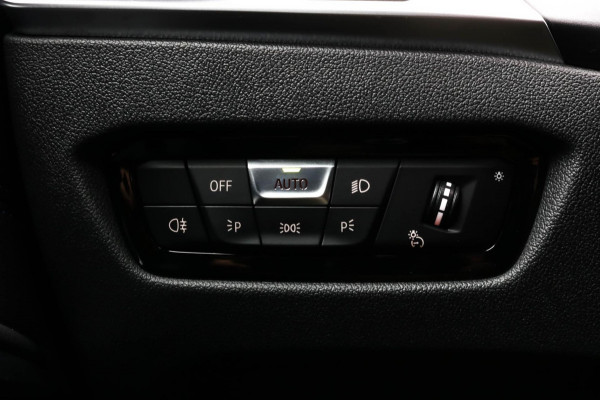 BMW 3 Serie Touring 320e - M-SPORT - PANO - CAMERA - BROOKLYN GREY